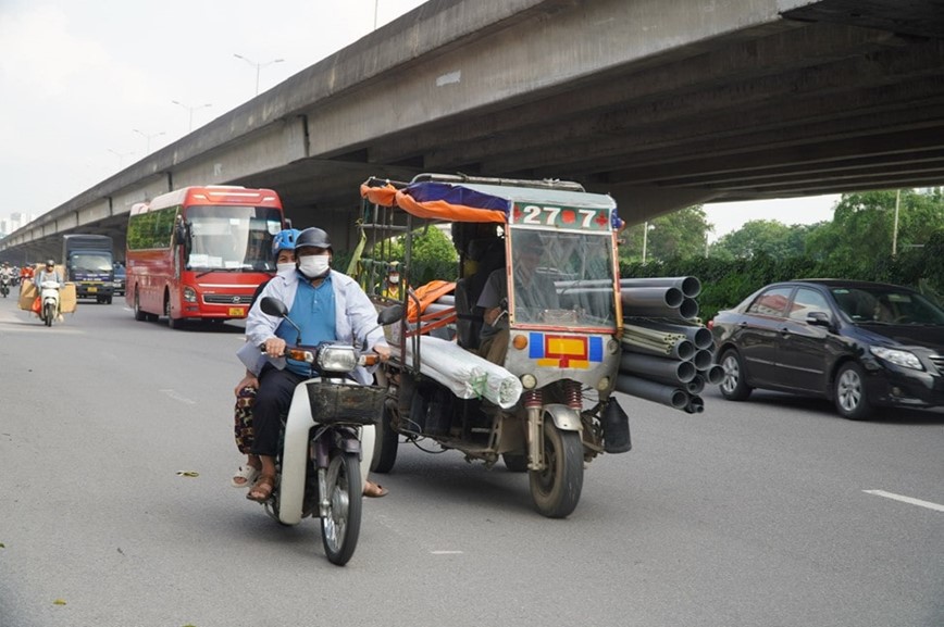 Chiếc xe ba b&aacute;nh n&agrave;y chở những chiếc ống nước d&agrave;i hơn cả xe, ẩn chứa nhiều rủi ro mất an to&agrave;n giao th&ocirc;ng.