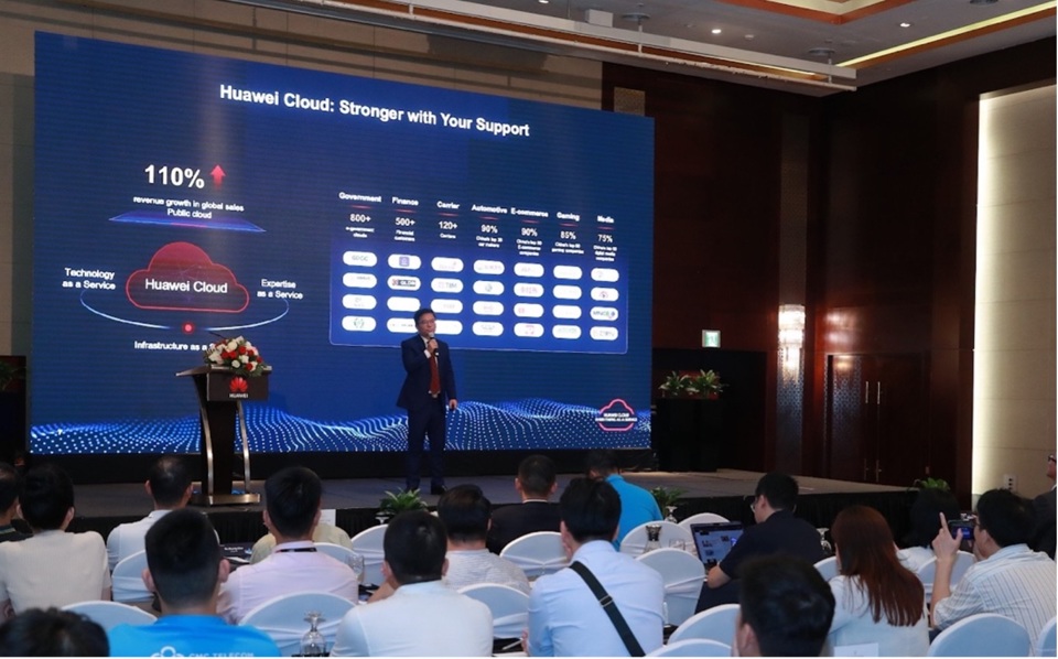 Gi&aacute;m đốc Ph&aacute;t triển Kinh doanh v&agrave; C&ocirc;ng nghiệp Huawei Cloud APAC, Andy Jin&nbsp; chia sẻ tại sự kiện.