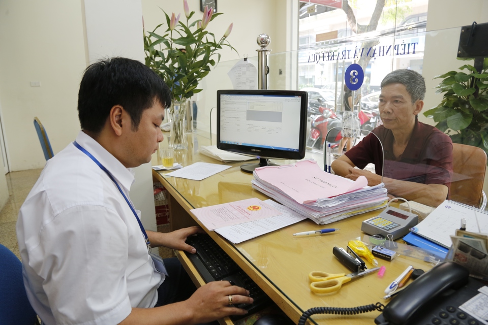 Hướng dẫn người dân làm thủ tục hành chính tại Văn phòng đăng ký đất đai Hà Nội, chi nhánh Hai Bà Trưng. Ảnh: Hải Linh