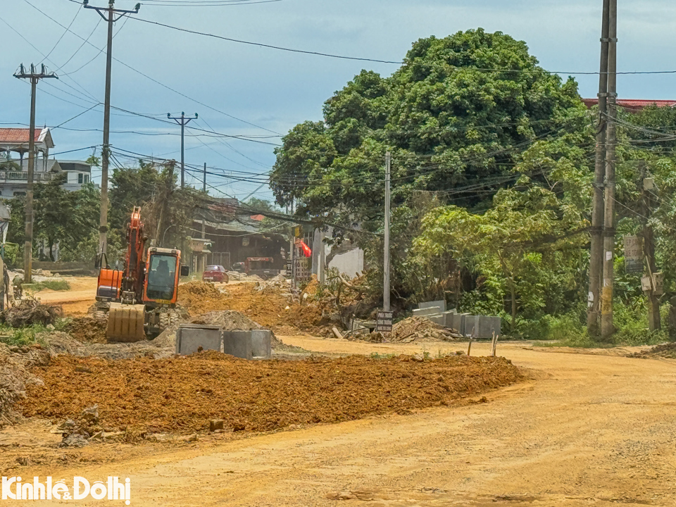 Dự &aacute;n được khởi c&ocirc;ng từ th&aacute;ng 10/2022, dự kiến ho&agrave;n th&agrave;nh v&agrave;o cuối năm 2024, c&oacute; tổng mức đầu tư 276 tỷ đồng do UBND huyện Ba V&igrave; l&agrave;m chủ đầu tư.&nbsp;Đơn vị thi c&ocirc;ng l&agrave; C&ocirc;ng ty CP Quảng T&acirc;y, nh&agrave; thầu tư vấn gi&aacute;m s&aacute;t l&agrave; C&ocirc;ng ty CP Tư vấn quản l&yacute; dự &aacute;n v&agrave; đầu tư x&acirc;y dựng Beta.