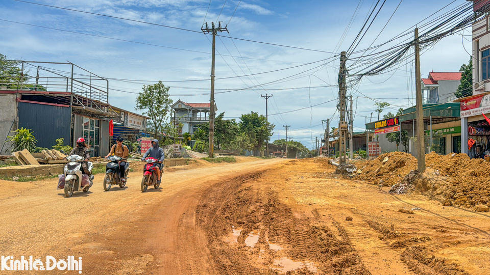 Người d&acirc;n phản &aacute;nh, thời gian qua đ&atilde; c&oacute; nhiều vụ tai nạn xe m&aacute;y, xe đạp xảy ra, c&oacute; trường hợp l&agrave; học sinh do địa b&agrave;n c&oacute; trường học nằm b&ecirc;n đường.&nbsp;