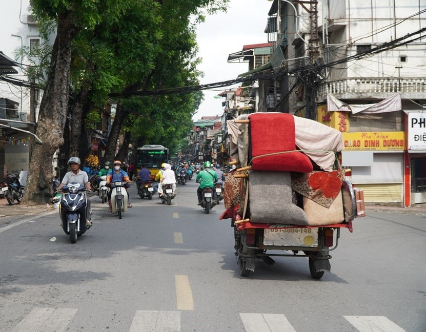 Những chiếc b&agrave;n, chiếc ghế lớn chỉ được chằng buộc đơn sơ bởi d&acirc;y chun.