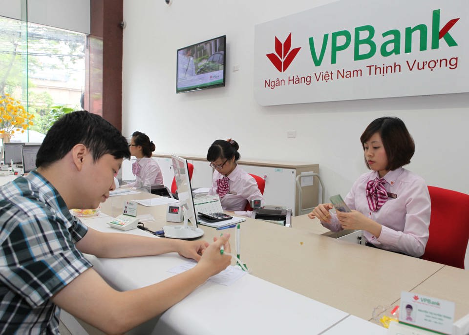 Khách hàng giao dịch tại VPBank, chi nhánh Hà Nội. Ảnh: Thanh Hải