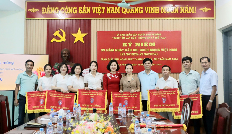 L&atilde;nh đạo Ban Tuy&ecirc;n gi&aacute;o Huyện ủy Đan Phượng v&agrave;&nbsp;Trung t&acirc;m Văn h&oacute;a - Th&ocirc;ng tin v&agrave; Thể thao huyện Đan Phượng trao giải Nhất, Nh&igrave;, Ba cho c&aacute;c đơn vị.