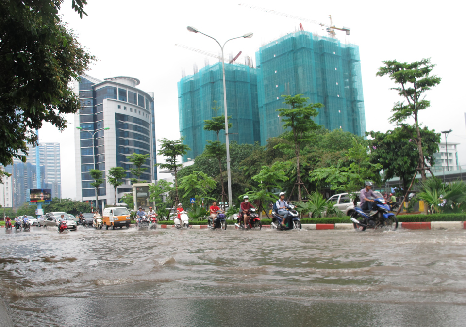 Người dân cần chú ý tham gia giao thông an toàn trong mùa mưa bão. Ảnh: Thanh Hải