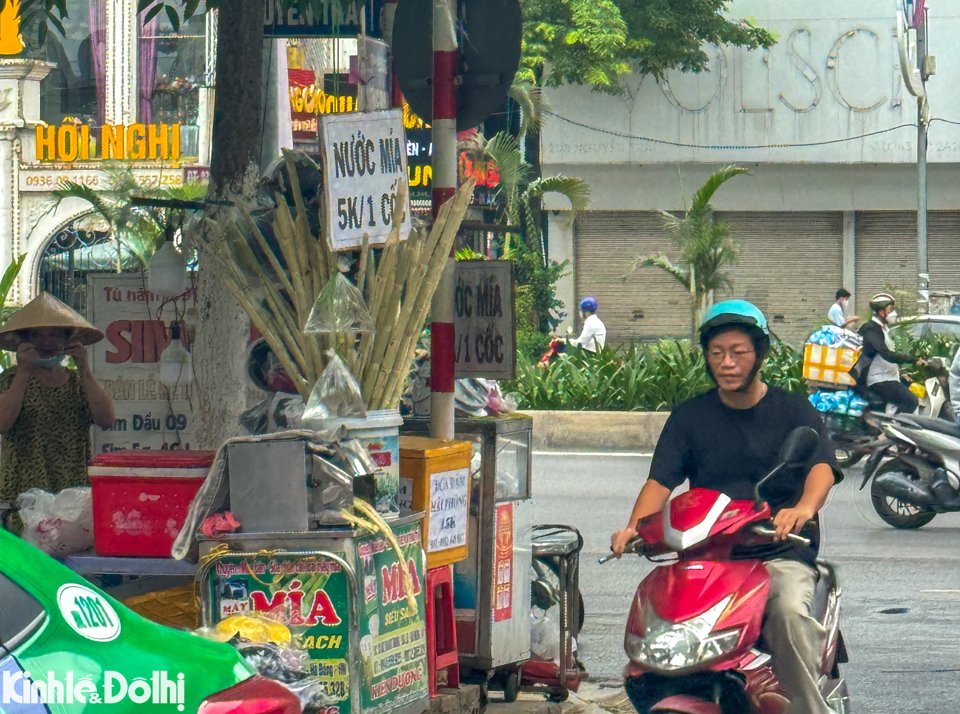 Tại c&aacute;c ng&otilde; phố, m&aacute;y &eacute;p nước m&iacute;a xuất hiện ở mọi nơi. Chỉ cần một g&oacute;c nhỏ vỉa h&egrave;, người d&acirc;n đ&atilde; c&oacute; thể mở cho m&igrave;nh một qu&aacute;n nước m&iacute;a. H&igrave;nh ảnh ghi nhận tại đầu đường Khương Đ&igrave;nh - Nguyễn Tr&atilde;i (Thanh Xu&acirc;n, H&agrave; Nội).