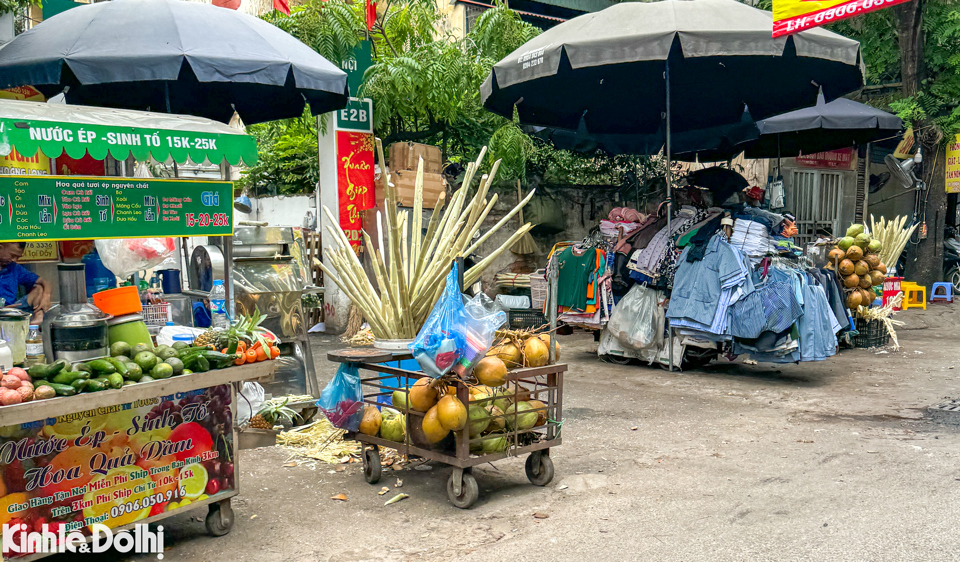 Tuy nhi&ecirc;n, c&aacute;c vị tr&iacute; đặt m&aacute;y &eacute;p nước m&iacute;a cũng như c&aacute;c dụng cụ thiếu vệ sinh được d&ugrave;ng trong qu&aacute; tr&igrave;nh quay nước m&iacute;a cũng l&agrave; nơi "tr&uacute; ngụ" của c&aacute;c loại vi khuẩn g&acirc;y bệnh đường ruột.&nbsp;