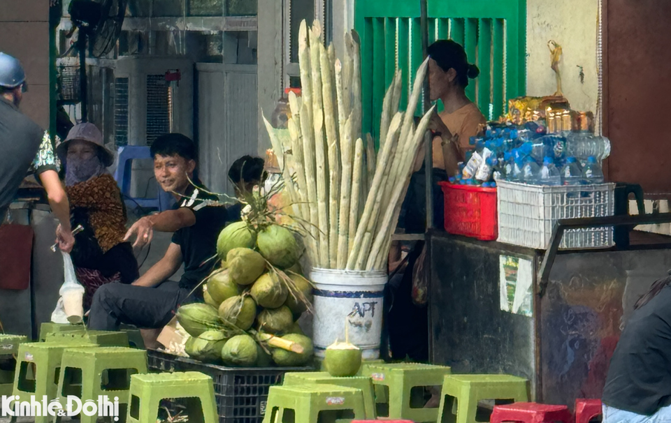 Đặc biệt, c&aacute;c qu&aacute;n nước chủ yếu l&agrave; tự ph&aacute;t lấn chiếm ở vỉa h&egrave;, l&ograve;ng đường để kinh doanh. H&igrave;nh ảnh ghi nhận tại cổng Bệnh viện Bạch Mai tr&ecirc;n phố Phương Mai (Đống Đa, H&agrave; Nội).