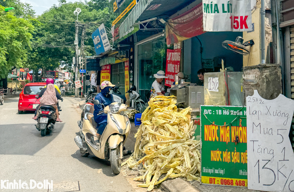 H&igrave;nh ảnh ghi nhận tại một qu&aacute;n nước m&iacute;a tại phố Định C&ocirc;ng Hạ (Ho&agrave;ng Mai, H&agrave; Nội).