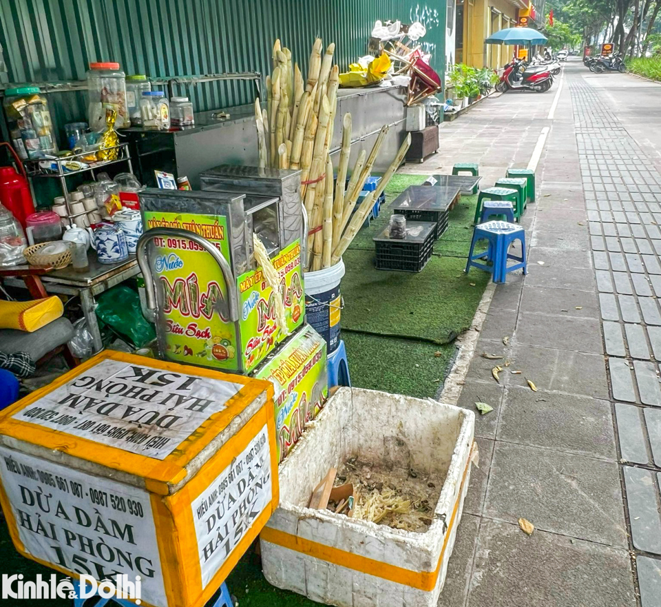 Một qu&aacute;n nước vỉa h&egrave; b&agrave;y b&aacute;n nước m&iacute;a "si&ecirc;u sạch" tr&ecirc;n phố Huỳnh Th&uacute;c Kh&aacute;ng (Đống Đa, H&agrave; Nội), b&ecirc;n cạnh l&agrave; th&ugrave;ng r&aacute;c, b&atilde; m&iacute;a ruồi nhặng b&acirc;u đầy.