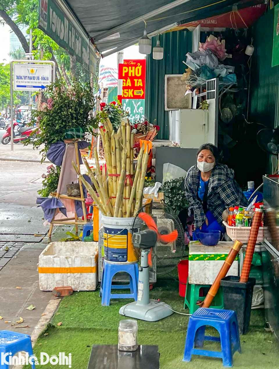 H&igrave;nh ảnh thường thấy ở c&aacute;c qu&aacute;n m&iacute;a đ&aacute; vỉa h&egrave; kh&ocirc;ng được che đậy, bụi m&ugrave; đường, ruồi nhặng b&acirc;u v&agrave;o những kh&uacute;c m&iacute;a đ&atilde; r&oacute;c sẵn chờ &eacute;p cho kh&aacute;ch g&acirc;y mất vệ sinh.