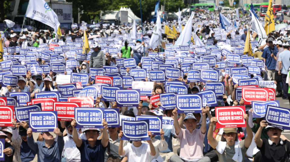 Đo&agrave;n b&aacute;c sĩ biểu t&igrave;nh tại&nbsp;Yeouido, Seoul. Ảnh: Yonhap