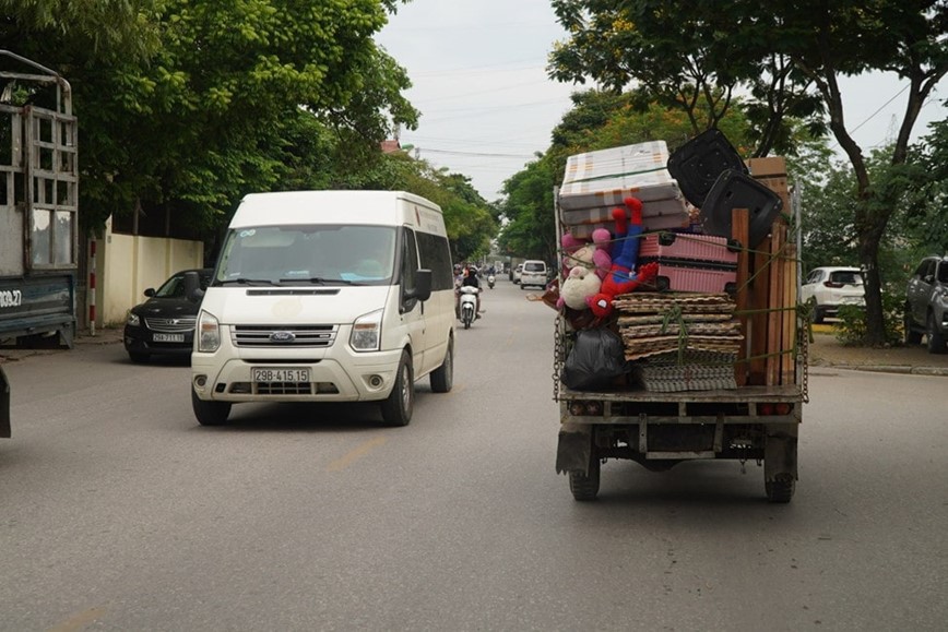 Chiếc xe ba b&aacute;nh vận chuyển ngổn ngang đồ đạc tr&ecirc;n đường Tam Trinh.