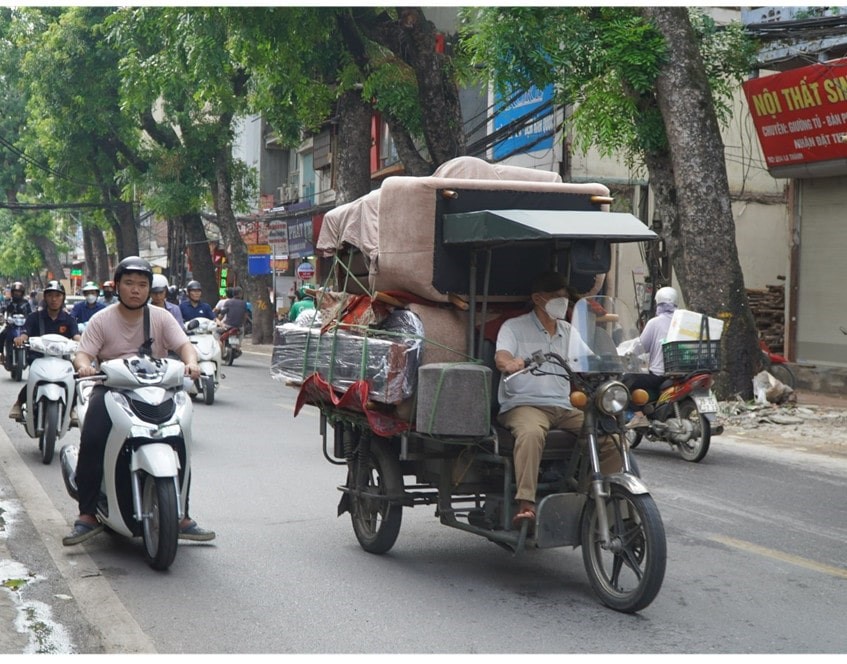 Chiếc xe ba b&aacute;nh trở đồ nội thất cồng kềnh tr&ecirc;n đường Đ&ecirc; La Th&agrave;nh.