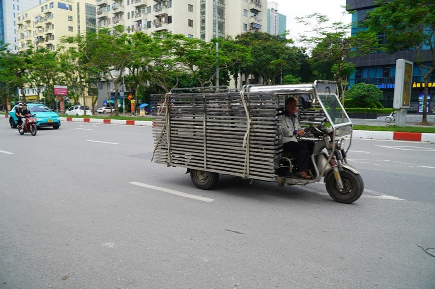 Chiếc xe chở những khung inox lớn di chuyển tr&ecirc;n đường Mễ Tr&igrave;.