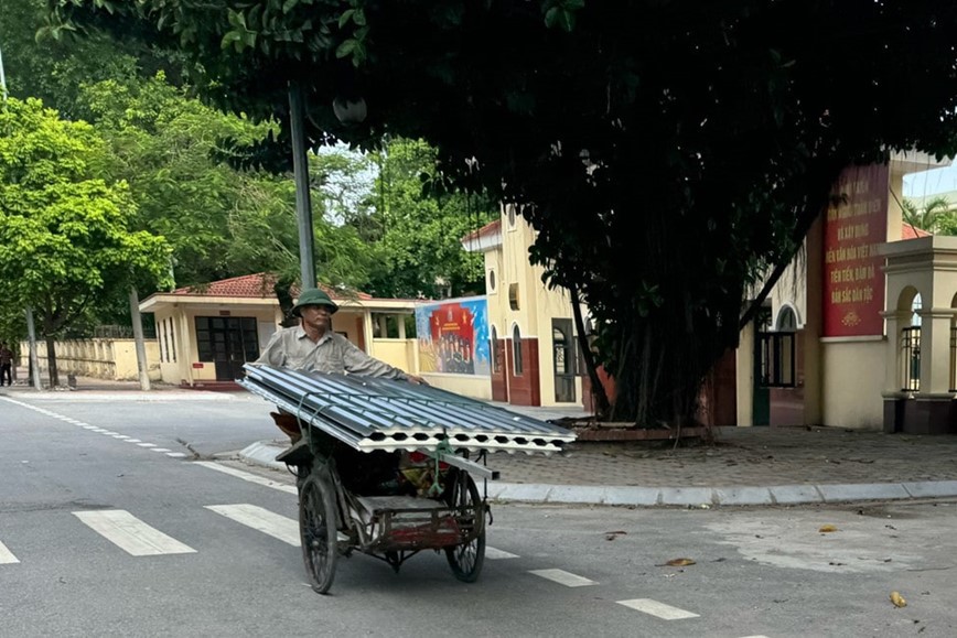 Những tấm t&ocirc;n kh&ocirc;ng c&oacute; biện ph&aacute;p an to&agrave;n được vận chuyển tr&ecirc;n đường.