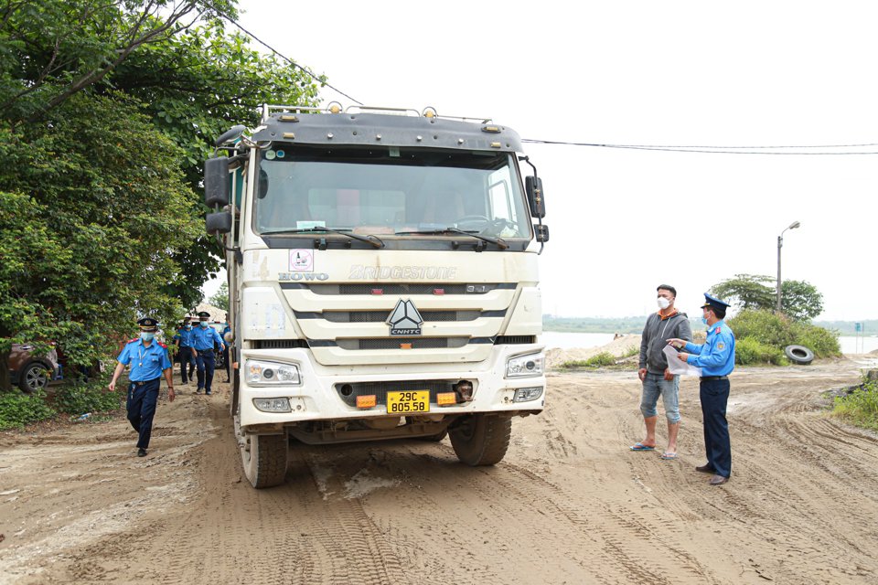 Lực lượng Thanh tra Sở GTVT H&agrave; Nội, kiểm tra, xử l&yacute; phương tiện vi phạm.