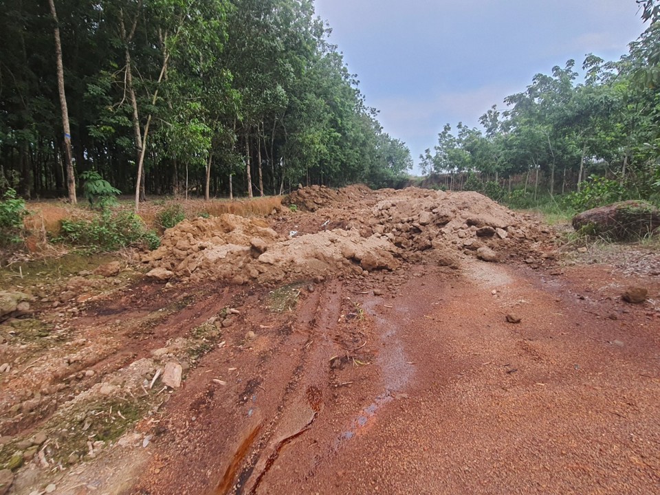 Một đống r&aacute;c trộn lẫn đất khối lượng ước h&agrave;ng trăm tấn được đổ bỏ tại b&atilde;i đất trống, nước m&agrave;u n&acirc;u đen tỏa ra m&ugrave;i h&ocirc;i thối. Ảnh: L&acirc;m Thiện.