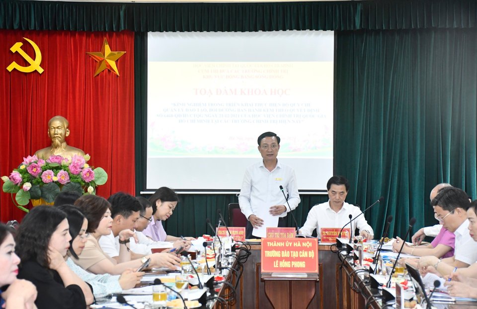 PGS.TS Phạm Minh Anh - Hiệu trưởng Trường Đ&agrave;o tạo c&aacute;n bộ L&ecirc; Hồng Phong TP H&agrave; Nội, Ph&oacute; Cụm trưởng Cụm thi đua ph&aacute;t biểu kết luận Toạ đ&agrave;m.