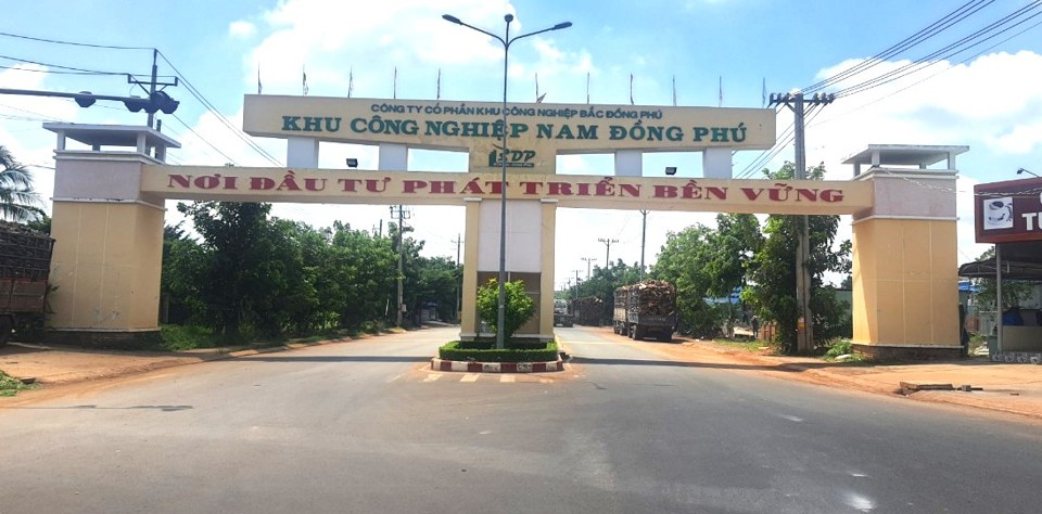 KCN Nam Đồng Ph&uacute;, huyện Đồng Ph&uacute;, tỉnh B&igrave;nh Phước nơi một nh&agrave; m&aacute;y bị tuồn r&aacute;c thải c&ocirc;ng nghiệp đổ ra m&ocirc;i trường. Ảnh: L&acirc;m Thiện.