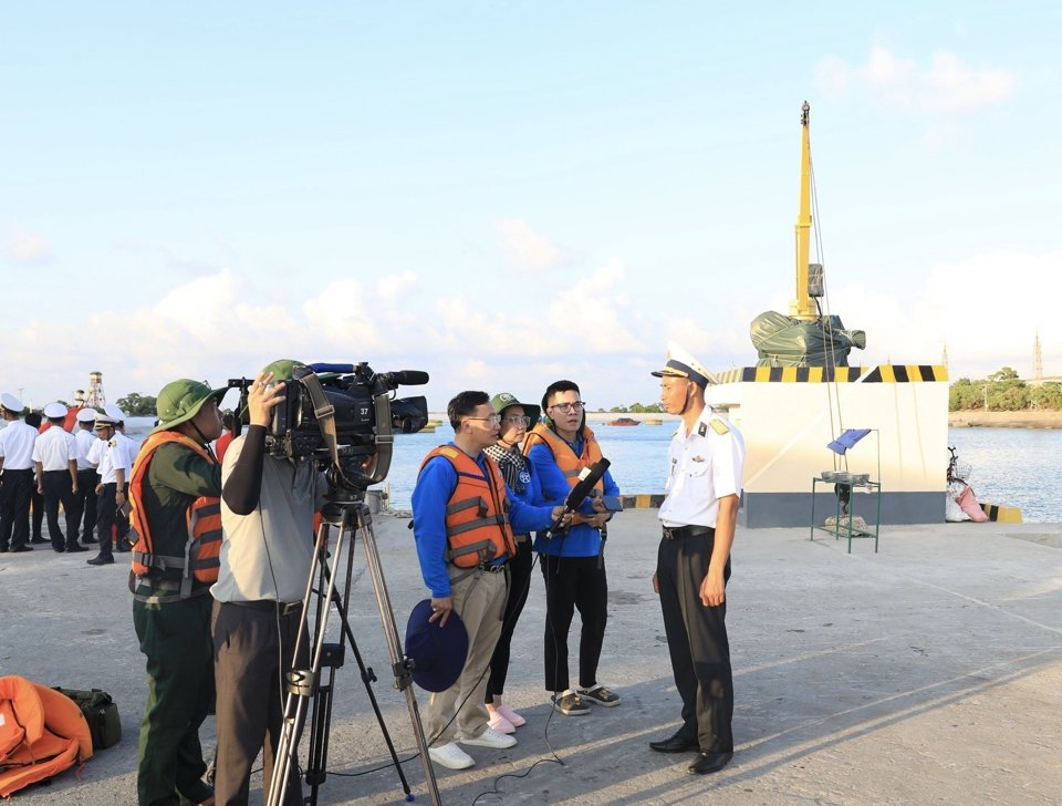 Ph&oacute;ng vi&ecirc;n Trần Long t&aacute;c nghiệp tại huyện đảo Trường Sa.