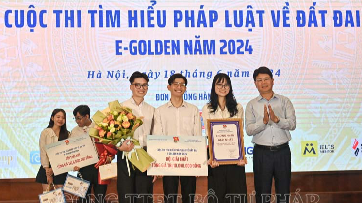 Thứ trưởng Bộ Tư ph&aacute;p Nguyễn Thanh Tịnh trao giải cho Đội thi xuất sắc gi&agrave;nh giải Nhất
