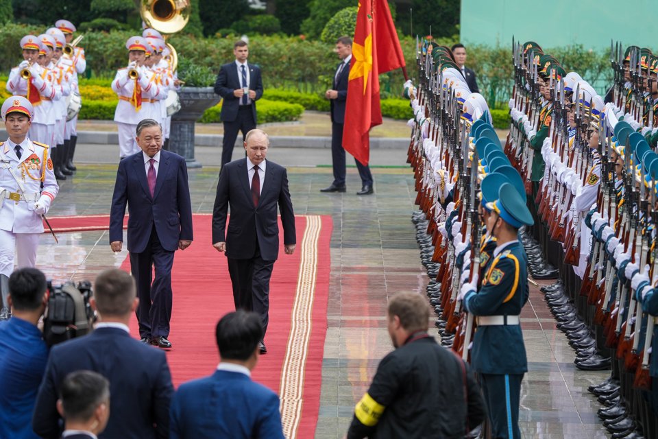 Chủ tịch nước T&ocirc; L&acirc;m, Tổng thống Nga Vladimir Putin duyệt đội danh dự Qu&acirc;n đội Nh&acirc;n d&acirc;n Việt Nam. Ảnh: Kh&aacute;nh Huy