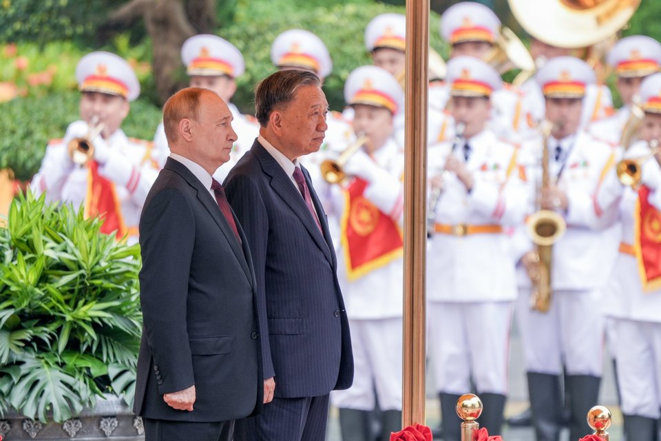 Chủ tịch nước T&ocirc; L&acirc;m v&agrave; Tổng thống Li&ecirc;n bang Nga Vladimir Putin tr&ecirc;n bục danh dự, nghe qu&acirc;n nhạc cử Quốc thiều hai nước. Ảnh: Kh&aacute;nh Huy