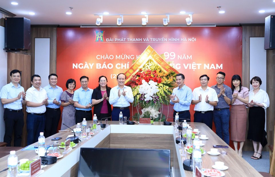 Chủ tịch HĐND TP Hà Nội Nguyễn Ngọc Tuấn tặng hoa, chúc mừng tập thể cán bộ, phóng viên Đài Phát thanh và Truyền hình Hà Nội. Ảnh: Thịnh An