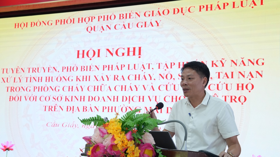 &Ocirc;ng Phạm Văn Lợi - Chủ tịch UBND phường Mai Dịch ph&aacute;t biểu tại hội nghị.