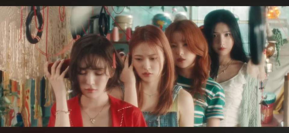 Red Velvet h&eacute; lộ trailer của &ldquo;Love is cosmic".