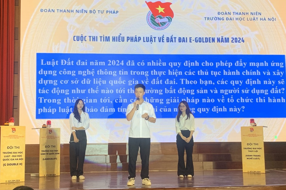 Các đội thi tham gia Cuộc thi tìm hiểu pháp luật về đất đai E-Golden năm 2024. Ảnh: Hồng Thái