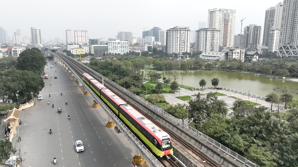 Tàu đô thị tuyến Nhổn - Ga Hà Nội chạy thử nghiệm. Ảnh: Phạm Hùng