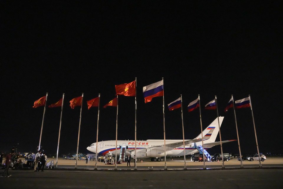 1h45 sáng 20/6, chuyên cơ Il-96-300PU chở Tổng thống Putin và đoàn tháp tùng hạ cánh xuống sân bay Nội Bài (Hà Nội), bắt đầu chuyến thăm cấp Nhà nước tới Việt Nam. Ảnh: Khánh Huy