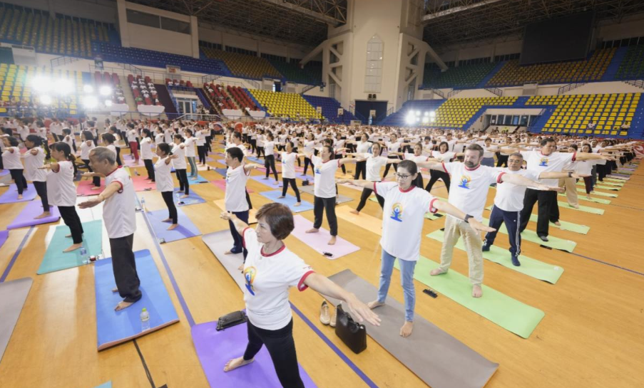 Yoga kh&ocirc;ng chỉ l&agrave; bộ m&ocirc;n r&egrave;n luyện về thể chất khỏe mạnh m&agrave; c&ograve;n duy tr&igrave; một tinh thần vui vẻ.