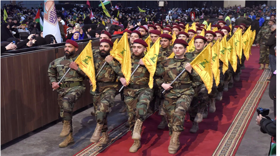 Nh&oacute;m chiến binh Hezbollah diễu h&agrave;nh tại một sự kiện. Ảnh: Asia Times