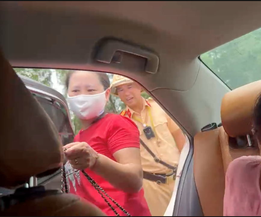 CSGT hỗ trợ 2 người phụ nữ v&agrave; gọi cứu hộ đưa xe ra khỏi đường cao tốc. Ảnh: Cục CSGT
