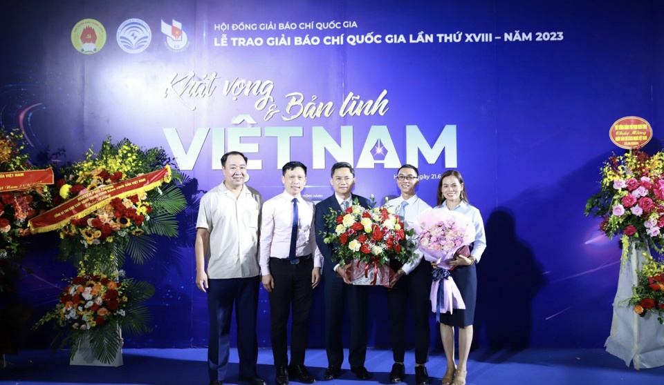 Ph&oacute; Chủ tịch UBND TP H&agrave; Nội H&agrave; Minh Hải ch&uacute;c mừng t&aacute;c giả Nguyễn Văn Thắng v&agrave; B&aacute;o Kinh tế &amp; Đ&ocirc; thị tại lễ trao Giải B&aacute;o ch&iacute; quốc gia lần thứ XVIII