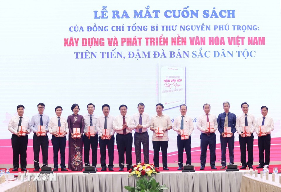 &Ocirc;ng Nguyễn Xu&acirc;n Thắng -Ủy vi&ecirc;n Bộ Ch&iacute;nh trị, Gi&aacute;m đốc Học viện Ch&iacute;nh trị quốc gia Hồ Ch&iacute; Minh, Chủ tịch Hội đồng l&yacute; luận Trung ương v&agrave; &ocirc;ng L&ecirc; Minh Hưng - Ủy vi&ecirc;n Bộ Ch&iacute;nh trị, B&iacute; thư Trung ương Đảng, Trưởng Ban Tổ chức Trung ương tặng s&aacute;ch cho l&atilde;nh đạo c&aacute;c cơ quan Trung ương.