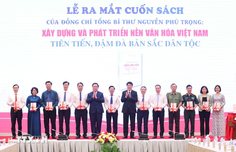 &Ocirc;ng Lương Cường - Ủy vi&ecirc;n Bộ Ch&iacute;nh trị, Thường trực Ban B&iacute; thư v&agrave; &ocirc;ng Nguyễn Trọng Nghĩa -Ủy vi&ecirc;n Bộ Ch&iacute;nh trị, B&iacute; thư Trung ương Đảng, Trưởng Ban Tuy&ecirc;n gi&aacute;o Trung ương tặng s&aacute;ch cho đại diện c&aacute;c ban Đảng.