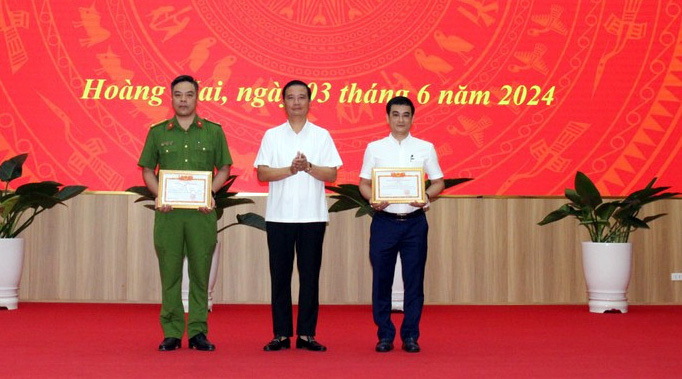 B&iacute; thư Quận ủy Nguyễn Xu&acirc;n Linh trao thưởng cho UBND phường Lĩnh Nam, đơn vị l&agrave;m tốt c&ocirc;ng t&aacute;c GPMB. Ảnh: HM