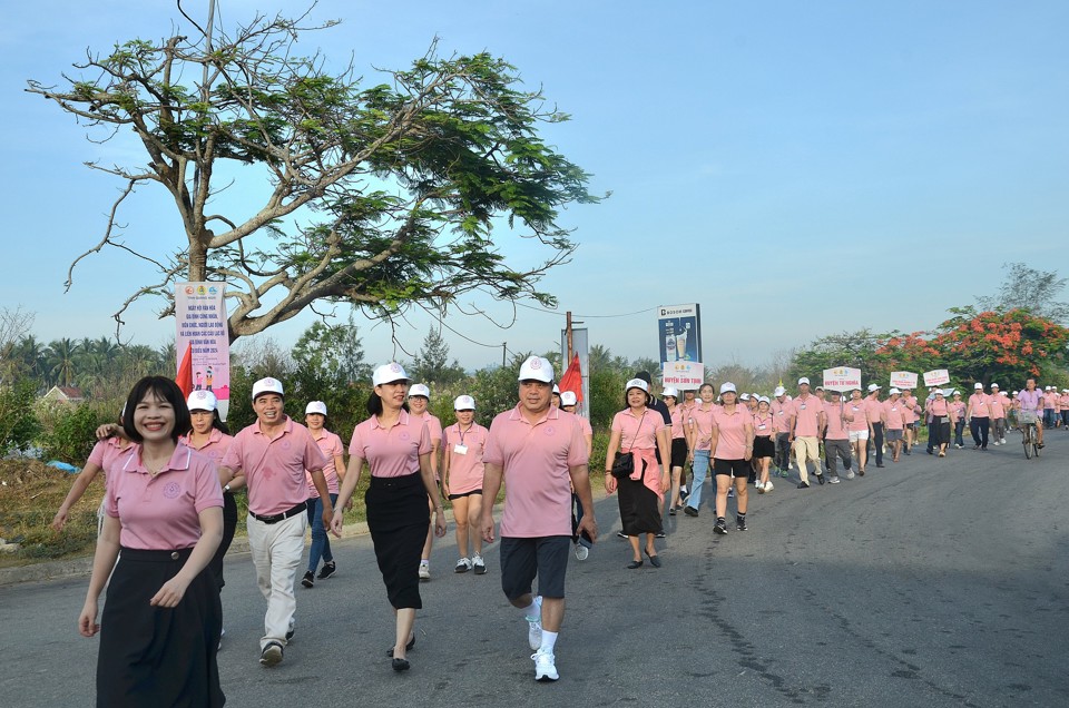 L&atilde;nh đạo tỉnh v&agrave; c&aacute;c sở, ng&agrave;nh tham gia đi bộ đồng h&agrave;nh.