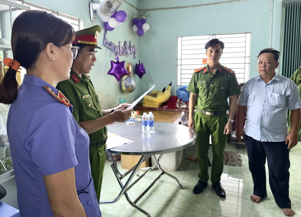 Tống đạt quyết định khởi tố bị can, lệnh cấm đi khỏi nơi cư tr&uacute; đối với B&ugrave;i Thiều Đỗ L&ecirc; (ảnh Trọng Nguyễn)