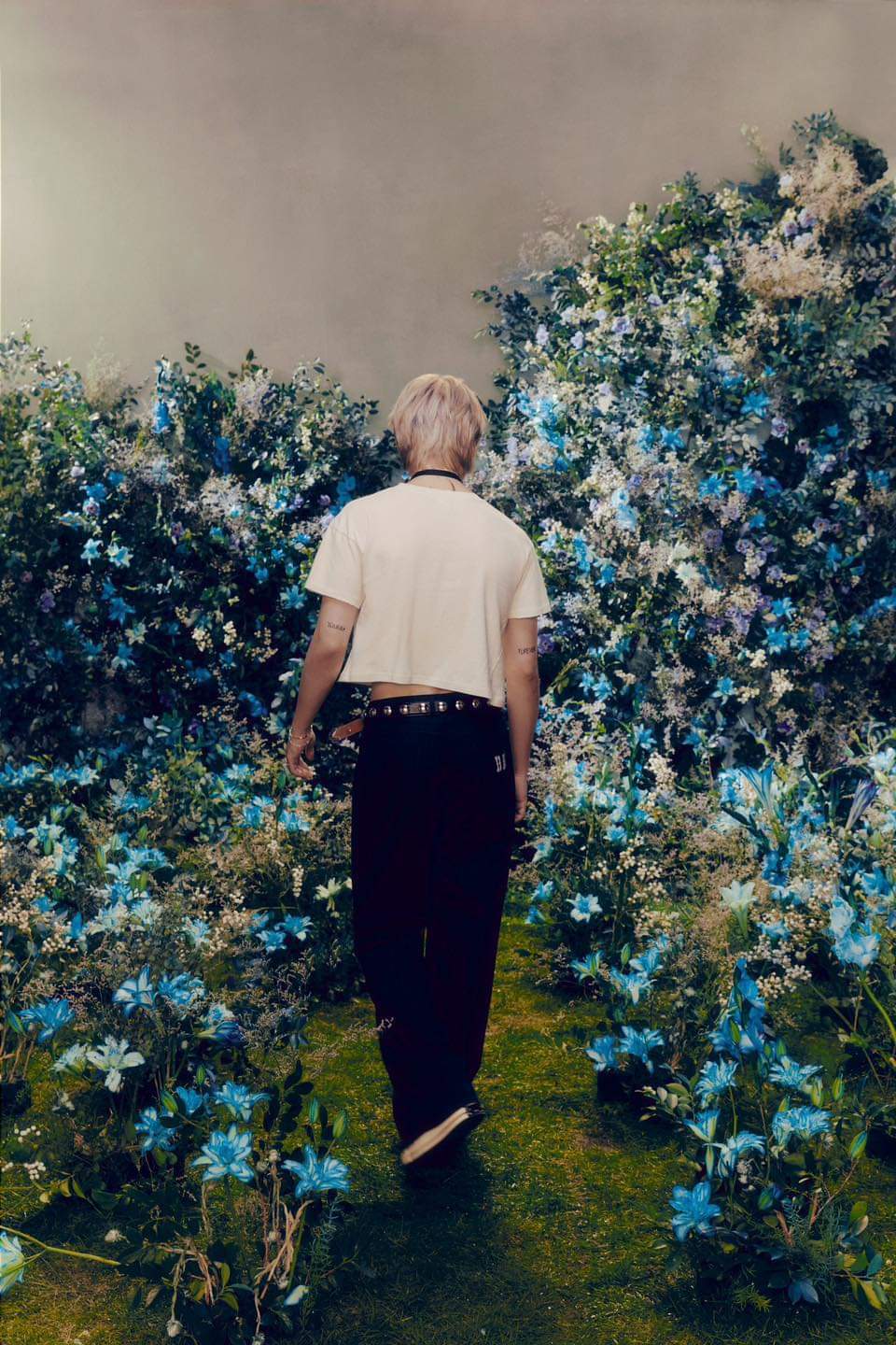 Jimin của BTS tiếp tục chuẩn bị cho sự trở lại solo của m&igrave;nh với mini-album mới, "Muse". Theo đ&oacute;, v&agrave;o ng&agrave;y 22/6, nam ca sĩ đ&atilde; tr&igrave;nh l&agrave;ng phi&ecirc;n bản "Blooming" mới với một bức ảnh t&acirc;m trạng. Trong ảnh, Jimin được nh&igrave;n thấy đang đi dạo tr&ecirc;n c&aacute;nh đồng hoa Smeraldo m&agrave;u xanh.