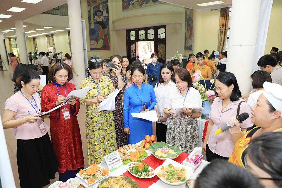 C&aacute;c đội thi&nbsp; tham gia thuyết tr&igrave;nh tại hội thi.