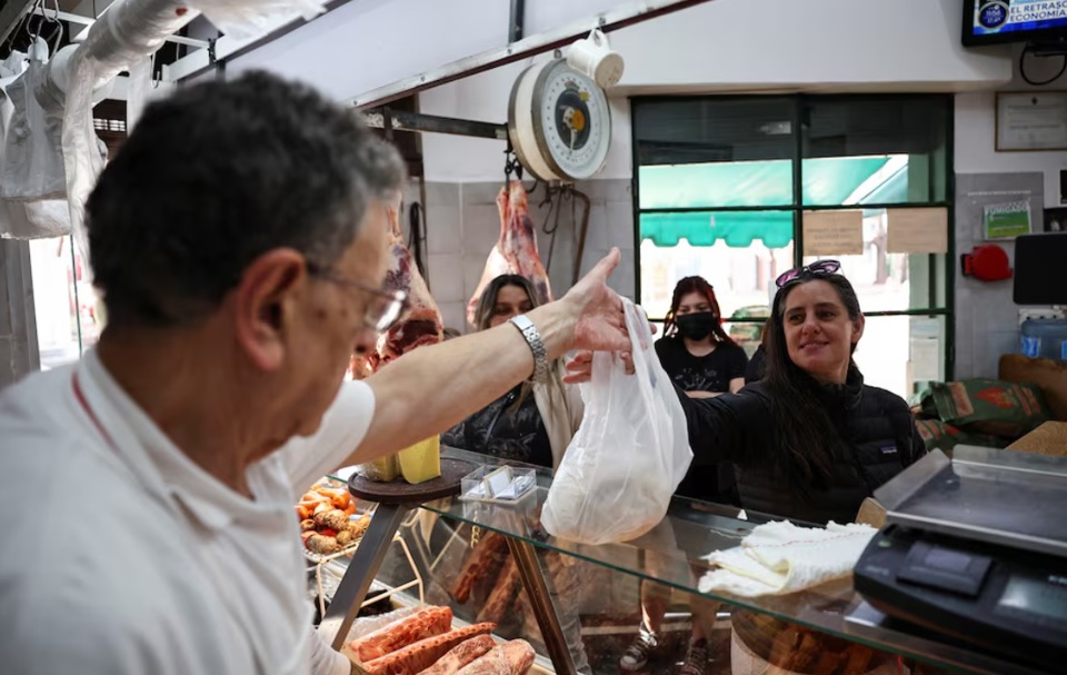 Một cửa h&agrave;ng thực phẩm ở Buenos Aires, 10/6, 2024. Ảnh: Reuters