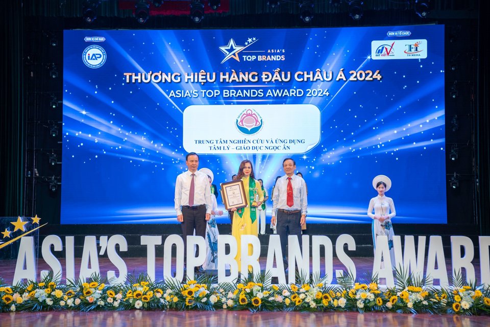 Ban tổ chức trao chứng nhận top 10 thương hiệu h&agrave;ng đầu ch&acirc;u &Aacute; cho b&agrave; Đ&agrave;o Thanh Ho&agrave;n, người s&aacute;ng lập&nbsp;Trung t&acirc;m nghi&ecirc;n cứu v&agrave; ứng dụng T&acirc;m l&yacute; - Gi&aacute;o dục Ngọc &Acirc;n