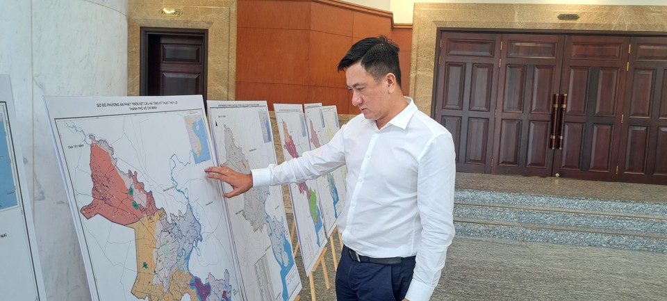 Đại biểu xem bản đồ quy hoạch TP Hồ Ch&iacute; Minh.&nbsp;&nbsp;