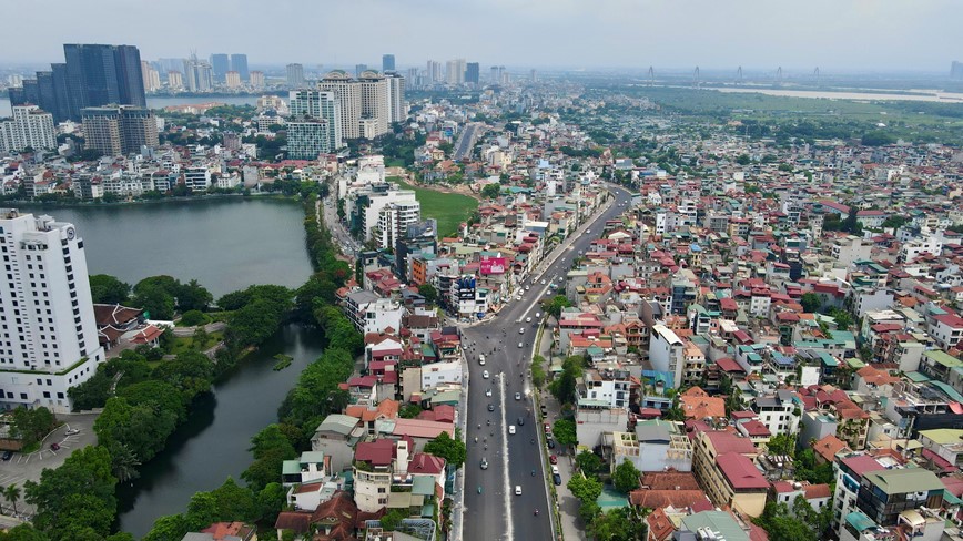 Đơn vị thi c&ocirc;ng sẽ ho&agrave;n thiện chiếu s&aacute;ng, c&acirc;y xanh đoạn từ chợ hoa Quảng An cuối tuyến&nbsp;trong th&aacute;ng 9/2024.&nbsp;