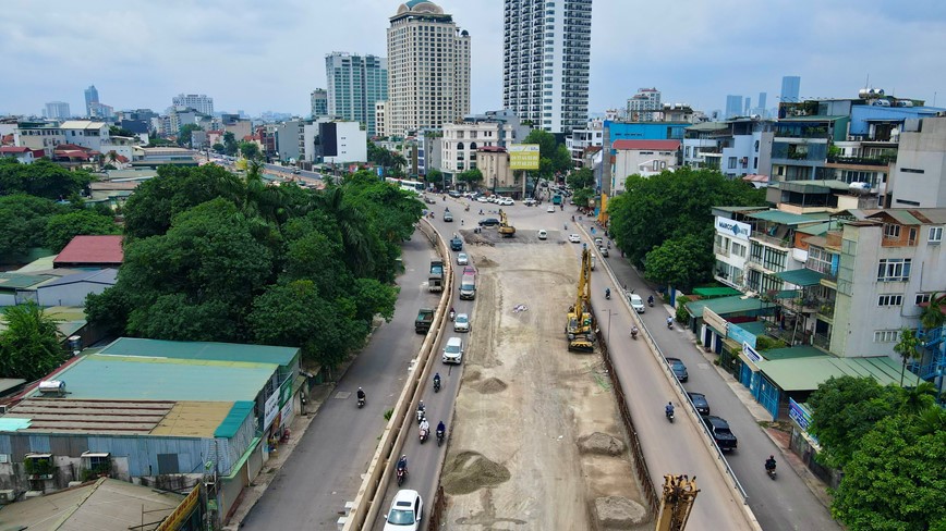 Đối với đoạn từ chợ hoa Quảng An đến cuối tuyến, trước 30/6, đội ngũ thi c&ocirc;ng sẽ thảm th&ocirc; v&agrave; r&uacute;t cừ biện ph&aacute;p 200m đầu tuyến (Hồng H&agrave;, ph&iacute;a chợ hoa) v&agrave; 200m cuối tuyến (Thuận An, gi&aacute;p n&uacute;t Lạc Long Qu&acirc;n).&nbsp;